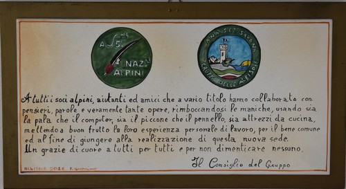 Ceramiche d-Arte di Albisola - Piastra con cornice in legno,
decorata con emblemi e dedica commemorativa.